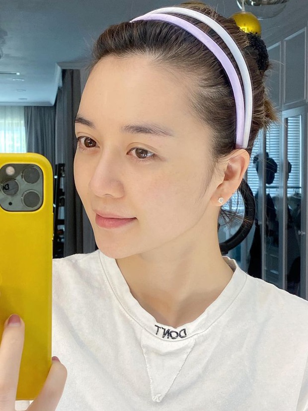 Rửa mặt theo cách của phụ nữ Nhật, Thiều Bảo Trang khoe thành quả da căng mịn trắng sáng - Ảnh 1. Rửa mặt theo cách của phụ nữ Nhật, Thiều Bảo Trang khoe thành quả da căng mịn trắng sáng - Ảnh 1.