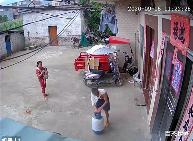 Con dâu vừa bế con vừa ẩu đả với bố chồng, phẫn nộ hơn là hành động dùng gạch đập vào bình gas trước cửa nhà - Ảnh 1. Con dâu vừa bế con vừa ẩu đả với bố chồng, phẫn nộ hơn là hành động dùng gạch đập vào bình gas trước cửa nhà - Ảnh 1.