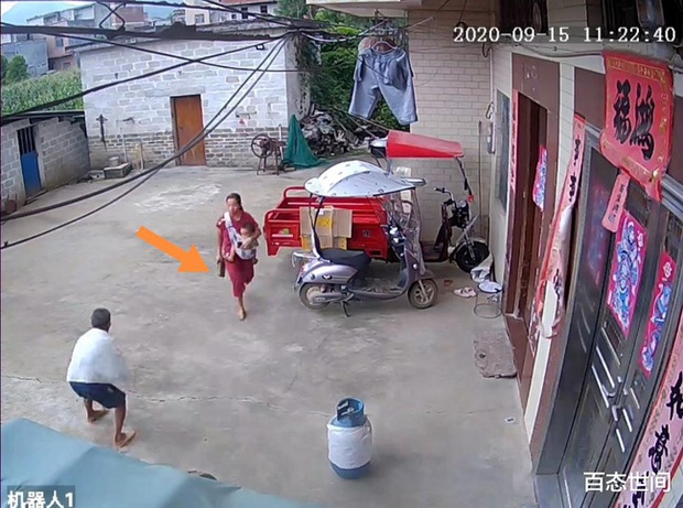 Con dâu vừa bế con vừa ẩu đả với bố chồng, phẫn nộ hơn là hành động dùng gạch đập vào bình gas trước cửa nhà - Ảnh 2. Con dâu vừa bế con vừa ẩu đả với bố chồng, phẫn nộ hơn là hành động dùng gạch đập vào bình gas trước cửa nhà - Ảnh 2.
