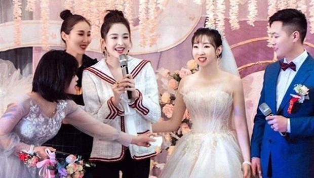 Dàn sao Hoa ngữ khi được mời tới dự tiệc cưới: Người để mặt mộc mặc đồ siêu giản dị, kẻ bị chỉ trích vì chiếm sóng của nhân vật chính - Ảnh 3. Dàn sao Hoa ngữ khi được mời tới dự tiệc cưới: Người để mặt mộc mặc đồ siêu giản dị, kẻ bị chỉ trích vì chiếm sóng của nhân vật chính - Ảnh 3.