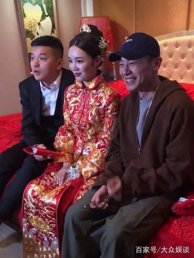 Dàn sao Hoa ngữ khi được mời tới dự tiệc cưới: Người để mặt mộc mặc đồ siêu giản dị, kẻ bị chỉ trích vì chiếm sóng của nhân vật chính - Ảnh 14. Dàn sao Hoa ngữ khi được mời tới dự tiệc cưới: Người để mặt mộc mặc đồ siêu giản dị, kẻ bị chỉ trích vì chiếm sóng của nhân vật chính - Ảnh 14.