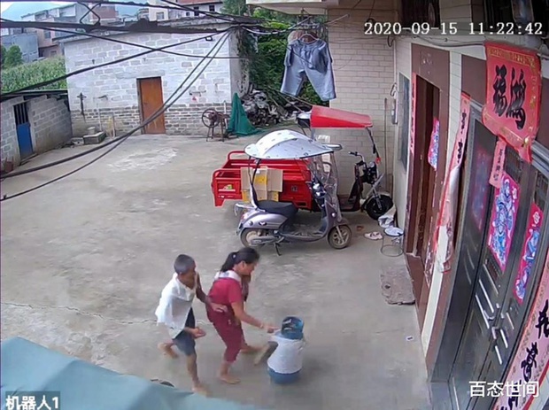Con dâu vừa bế con vừa ẩu đả với bố chồng, phẫn nộ hơn là hành động dùng gạch đập vào bình gas trước cửa nhà - Ảnh 3. Con dâu vừa bế con vừa ẩu đả với bố chồng, phẫn nộ hơn là hành động dùng gạch đập vào bình gas trước cửa nhà - Ảnh 3.