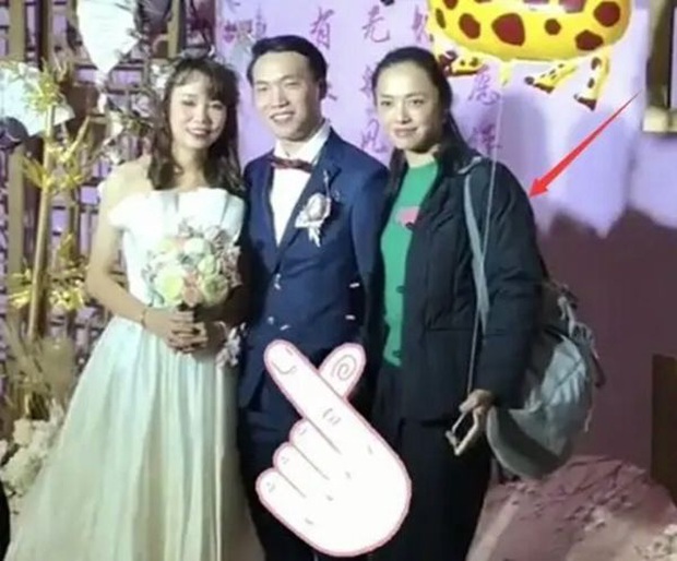 Dàn sao Hoa ngữ khi được mời tới dự tiệc cưới: Người để mặt mộc mặc đồ siêu giản dị, kẻ bị chỉ trích vì chiếm sóng của nhân vật chính - Ảnh 5. Dàn sao Hoa ngữ khi được mời tới dự tiệc cưới: Người để mặt mộc mặc đồ siêu giản dị, kẻ bị chỉ trích vì chiếm sóng của nhân vật chính - Ảnh 5.