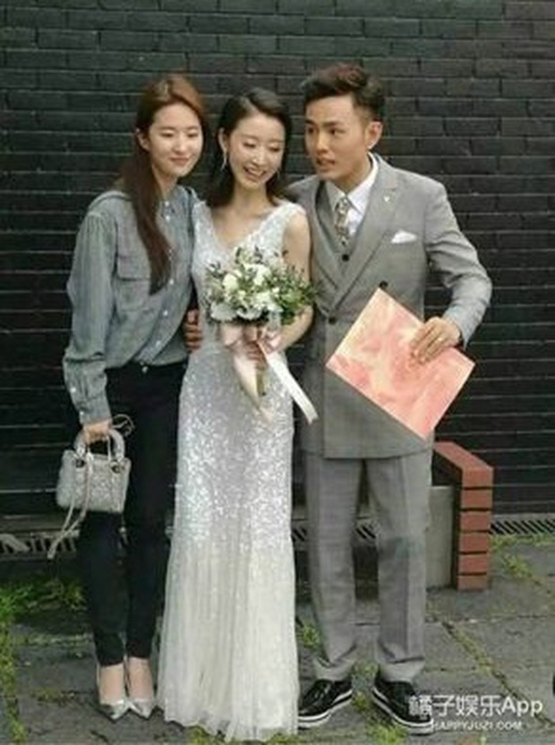 Dàn sao Hoa ngữ khi được mời tới dự tiệc cưới: Người để mặt mộc mặc đồ siêu giản dị, kẻ bị chỉ trích vì chiếm sóng của nhân vật chính - Ảnh 7. Dàn sao Hoa ngữ khi được mời tới dự tiệc cưới: Người để mặt mộc mặc đồ siêu giản dị, kẻ bị chỉ trích vì chiếm sóng của nhân vật chính - Ảnh 7.