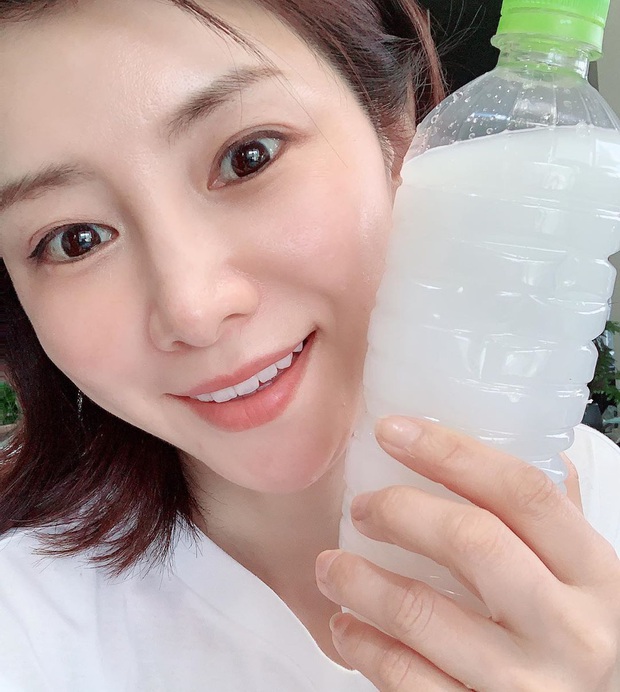 Rửa mặt theo cách của phụ nữ Nhật, Thiều Bảo Trang khoe thành quả da căng mịn trắng sáng - Ảnh 9. Rửa mặt theo cách của phụ nữ Nhật, Thiều Bảo Trang khoe thành quả da căng mịn trắng sáng - Ảnh 9.