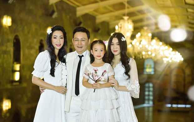 Xuất hiện trong loạt ảnh kỷ niệm 20 năm ngày cưới của bố mẹ, nhan sắc 2 ái nữ nhà NS Trịnh Kim Chi thành tâm điểm - Ảnh 4. Xuất hiện trong loạt ảnh kỷ niệm 20 năm ngày cưới của bố mẹ, nhan sắc 2 ái nữ nhà NS Trịnh Kim Chi thành tâm điểm - Ảnh 4.