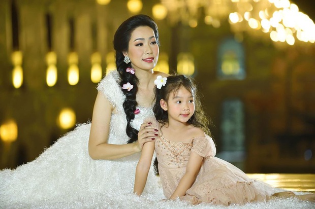 Xuất hiện trong loạt ảnh kỷ niệm 20 năm ngày cưới của bố mẹ, nhan sắc 2 ái nữ nhà NS Trịnh Kim Chi thành tâm điểm - Ảnh 7. Xuất hiện trong loạt ảnh kỷ niệm 20 năm ngày cưới của bố mẹ, nhan sắc 2 ái nữ nhà NS Trịnh Kim Chi thành tâm điểm - Ảnh 7.