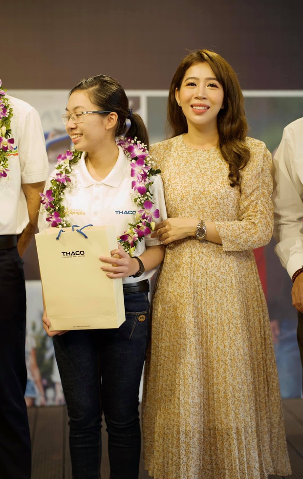 MC Diệp Chi bảo vệ nữ quán quân Olympia: Sao có thể vừa nghĩ câu hỏi khó, vừa suy tính lên hình sao cho nết na? - Ảnh 2.