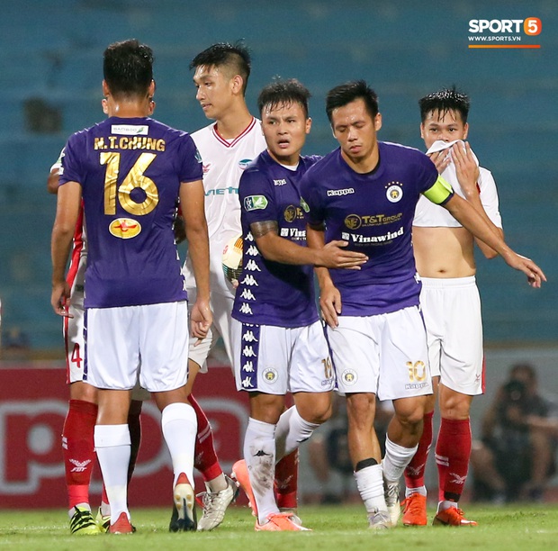 Trọng Đại hứng đầy gạch đá vì sút bóng cực mạnh vào đội trưởng Hà Nội FC nằm trên sân - Ảnh 6. Trọng Đại hứng đầy gạch đá vì sút bóng cực mạnh vào đội trưởng Hà Nội FC nằm trên sân - Ảnh 6.