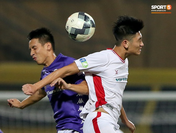 Trọng Đại hứng đầy gạch đá vì sút bóng cực mạnh vào đội trưởng Hà Nội FC nằm trên sân - Ảnh 7. Trọng Đại hứng đầy gạch đá vì sút bóng cực mạnh vào đội trưởng Hà Nội FC nằm trên sân - Ảnh 7.