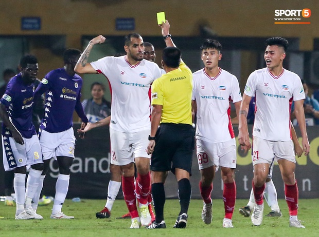 Trọng Đại hứng đầy gạch đá vì sút bóng cực mạnh vào đội trưởng Hà Nội FC nằm trên sân - Ảnh 10. Trọng Đại hứng đầy gạch đá vì sút bóng cực mạnh vào đội trưởng Hà Nội FC nằm trên sân - Ảnh 10.