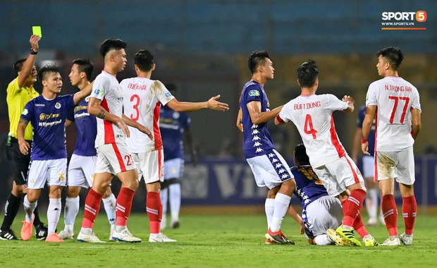 Trọng Đại hứng đầy gạch đá vì sút bóng cực mạnh vào đội trưởng Hà Nội FC nằm trên sân - Ảnh 3. Trọng Đại hứng đầy gạch đá vì sút bóng cực mạnh vào đội trưởng Hà Nội FC nằm trên sân - Ảnh 3.