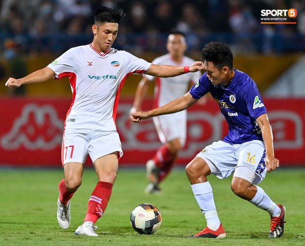 Trọng Đại hứng đầy gạch đá vì sút bóng cực mạnh vào đội trưởng Hà Nội FC nằm trên sân - Ảnh 1. Trọng Đại hứng đầy gạch đá vì sút bóng cực mạnh vào đội trưởng Hà Nội FC nằm trên sân - Ảnh 1.