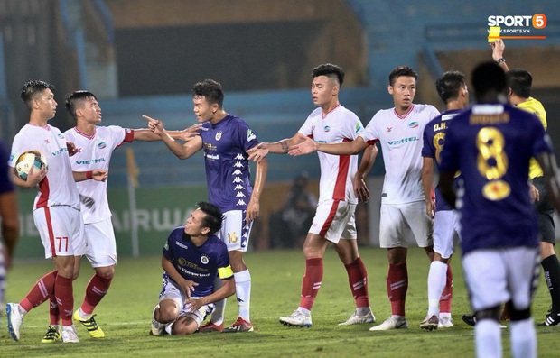 Trọng Đại hứng đầy gạch đá vì sút bóng cực mạnh vào đội trưởng Hà Nội FC nằm trên sân - Ảnh 4. Trọng Đại hứng đầy gạch đá vì sút bóng cực mạnh vào đội trưởng Hà Nội FC nằm trên sân - Ảnh 4.