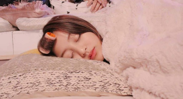 Idol Hàn chợp mắt với nguyên lớp makeup: Xem vừa thương vừa nhận ra toàn cực phẩm nhan sắc, đến ngủ cũng đẹp - Ảnh 8. Idol Hàn chợp mắt với nguyên lớp makeup: Xem vừa thương vừa nhận ra toàn cực phẩm nhan sắc, đến ngủ cũng đẹp - Ảnh 8.