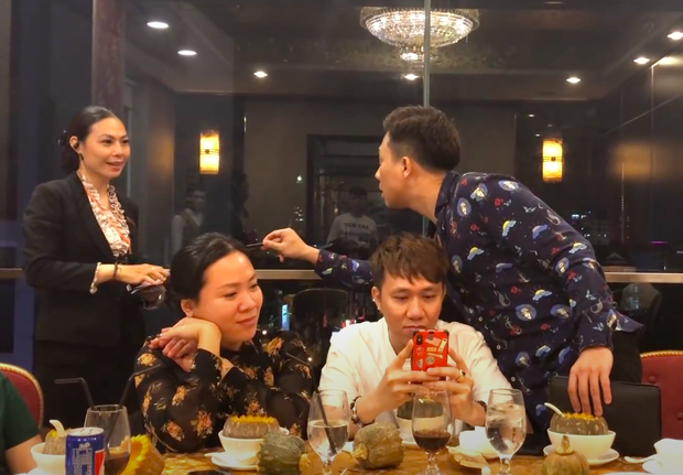 Những tai nạn khi mạnh miệng khao ăn của sao Việt: Trấn Thành đãi cả ekip nhưng không có tiền trả, Midu thua cá cược phải bao Trường Giang ăn... cả đời - Ảnh 2. Những tai nạn khi mạnh miệng khao ăn của sao Việt: Trấn Thành đãi cả ekip nhưng không có tiền trả, Midu thua cá cược phải bao Trường Giang ăn... cả đời - Ảnh 2.