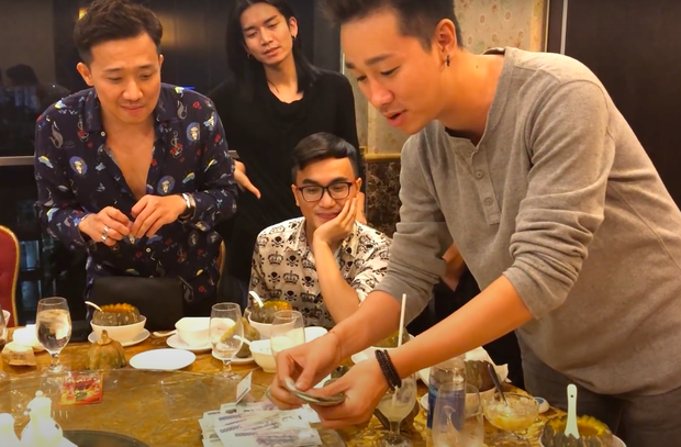 Những tai nạn khi mạnh miệng khao ăn của sao Việt: Trấn Thành đãi cả ekip nhưng không có tiền trả, Midu thua cá cược phải bao Trường Giang ăn... cả đời - Ảnh 3. Những tai nạn khi mạnh miệng khao ăn của sao Việt: Trấn Thành đãi cả ekip nhưng không có tiền trả, Midu thua cá cược phải bao Trường Giang ăn... cả đời - Ảnh 3.
