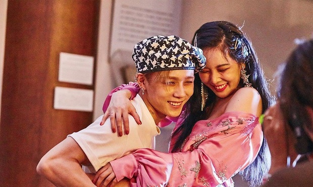 5 pha bẻ lái khó lường của Kpop: Số thành viên của TWICE, scandal bắt nạt chấn động và MV đồng tính gây sốc một thời - Ảnh 9.