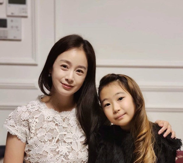 Bóc mẽ nhan sắc thật của Kim Tae Hee gần đây: Nữ thần lộ loạt khuyết điểm, ảnh hậu trường khác một trời một cực so với poster giả trân - Ảnh 2. Bóc mẽ nhan sắc thật của Kim Tae Hee gần đây: Nữ thần lộ loạt khuyết điểm, ảnh hậu trường khác một trời một cực so với poster giả trân - Ảnh 2.
