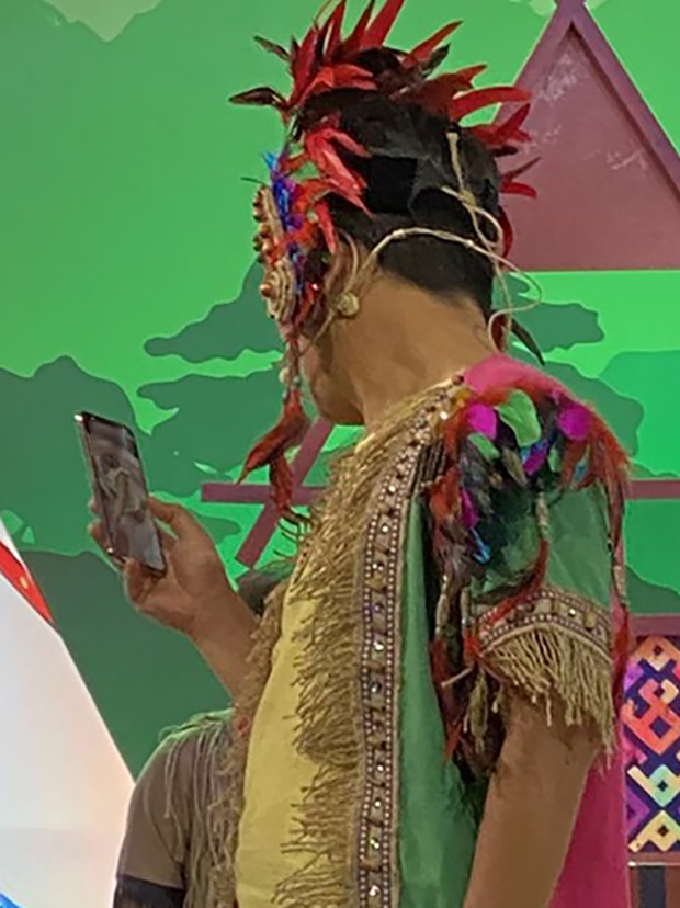 Trường Giang vô tư lôi điện thoại facetime với con gái và Nhã Phương giữa buổi quay hình - Ảnh 3. Trường Giang vô tư lôi điện thoại facetime với con gái và Nhã Phương giữa buổi quay hình - Ảnh 3.