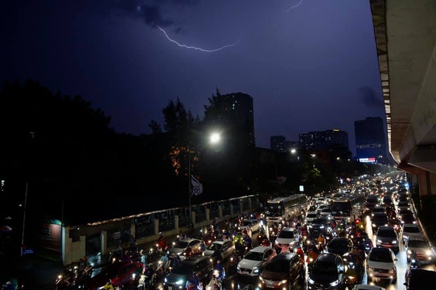 The streets of Hanoi are in a terrifying traffic jam for hours after a heavy rain, the office people cry to the sky because they cannot go home - Photo 10.