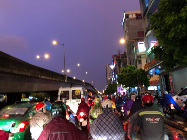 The streets of Hanoi are in a terrifying traffic jam for hours after a heavy rain, the office people cry to the sky because they cannot go home - Photo 9.