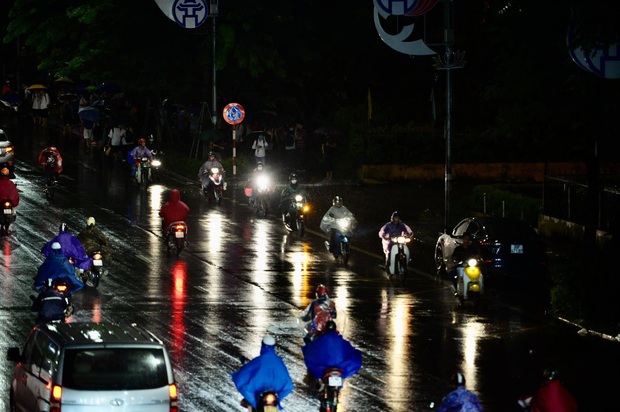 The streets of Hanoi are in a terrifying traffic jam for hours after a heavy rain, the office people cry to heaven for not being able to go home - Photo 8.