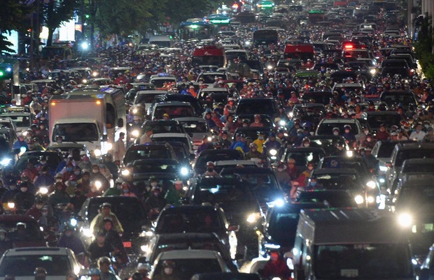 The streets of Hanoi are in a terrifying traffic jam for hours after a heavy rain, the office people cry to the sky because they cannot go home - Photo 7.