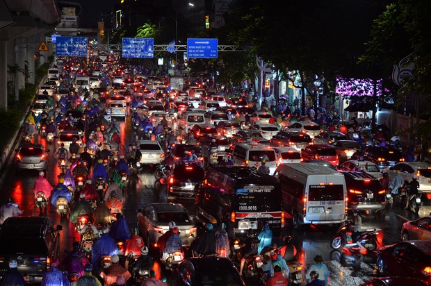 The streets of Hanoi are in a terrifying traffic jam for hours after a heavy rain, office people call to heaven because they cannot go home - Photo 4.