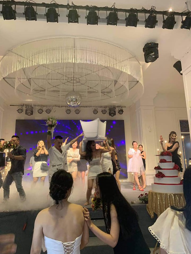 Hội gái xinh dự đám cưới với tinh thần lúc đi hết mình lúc về hết... hồn, cô dâu là người đứng sau tất cả - Ảnh 2. Hội gái xinh dự đám cưới với tinh thần lúc đi hết mình lúc về hết... hồn, cô dâu là người đứng sau tất cả - Ảnh 2.