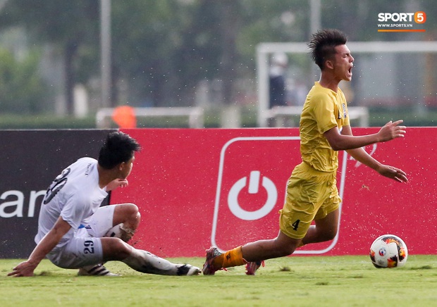 Cầu thủ trẻ HAGL chảy máu đầu đầm đìa sau va chạm vẫn cố thi đấu hết trận - Ảnh 10.