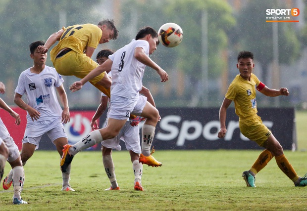 Cầu thủ trẻ HAGL chảy máu đầu đầm đìa sau va chạm vẫn cố thi đấu hết trận - Ảnh 9.