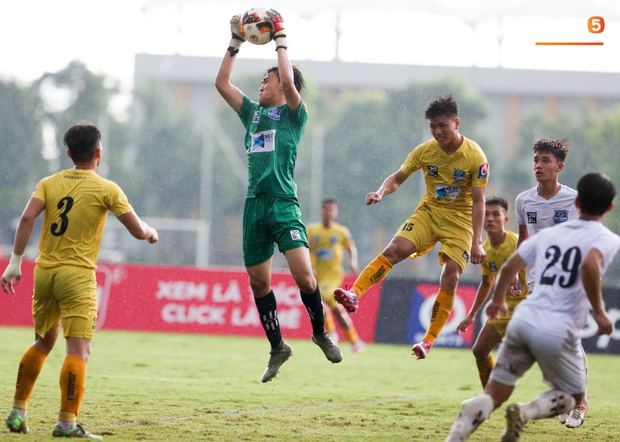 Cầu thủ trẻ HAGL chảy máu đầu đầm đìa sau va chạm vẫn cố thi đấu hết trận - Ảnh 11.