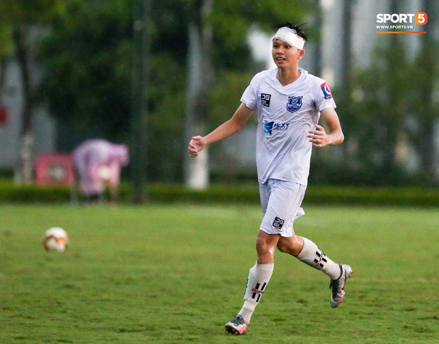 Cầu thủ trẻ HAGL chảy máu đầu đầm đìa sau va chạm vẫn cố thi đấu hết trận - Ảnh 6.