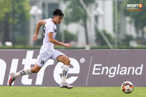 Cầu thủ trẻ HAGL chảy máu đầu đầm đìa sau va chạm vẫn cố thi đấu hết trận - Ảnh 1.