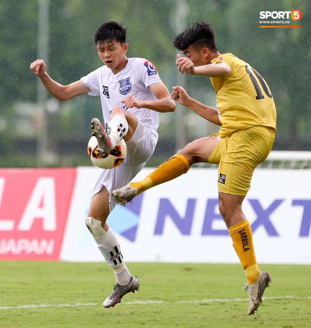 Cầu thủ trẻ HAGL chảy máu đầu đầm đìa sau va chạm vẫn cố thi đấu hết trận - Ảnh 7.