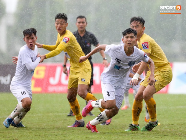 Cầu thủ trẻ HAGL chảy máu đầu đầm đìa sau va chạm vẫn cố thi đấu hết trận - Ảnh 8.