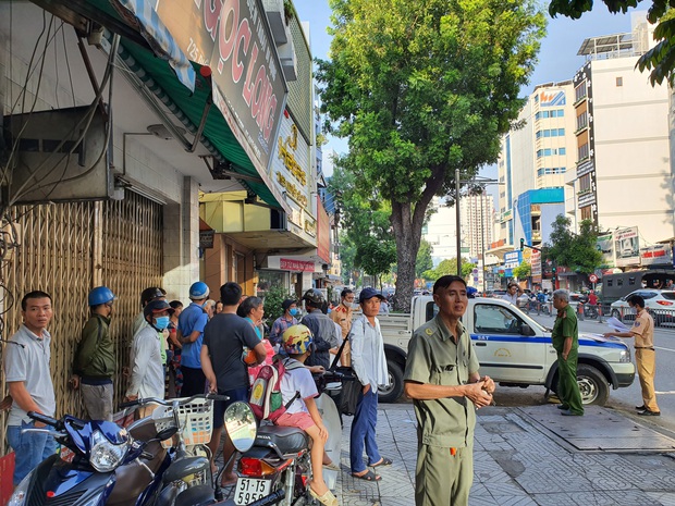 TP.HCM: Kinh hoàng container lao qua dải phân cách, tông nát ô tô sang BMW và cuốn nhiều xe máy vào gầm - Ảnh 2.