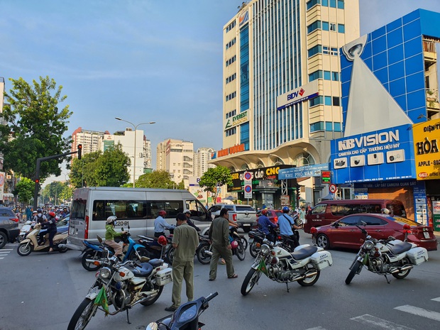 TP.HCM: Kinh hoàng container lao qua dải phân cách, tông nát ô tô sang BMW và cuốn nhiều xe máy vào gầm - Ảnh 6.