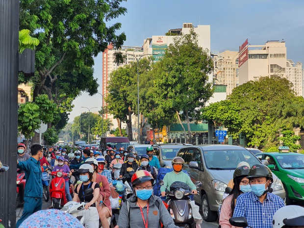 TP.HCM: Kinh hoàng container lao qua dải phân cách, tông nát ô tô sang BMW và cuốn nhiều xe máy vào gầm - Ảnh 7.