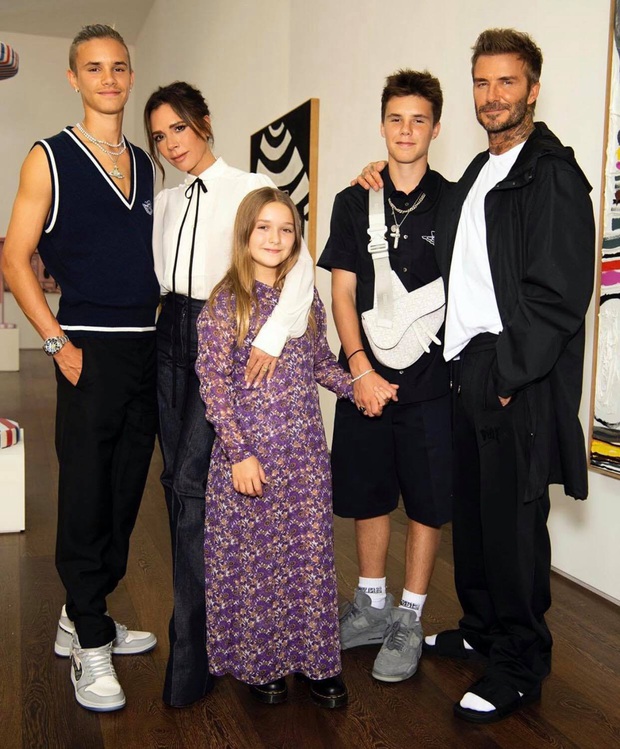 Nhà Beckham lâu lắm mới khoe ảnh tụ họp, bé Harper chiếm trọn spotlight nhờ nhan sắc và bộ đầm bánh bèo tím lịm - Ảnh 2. Nhà Beckham lâu lắm mới khoe ảnh tụ họp, bé Harper chiếm trọn spotlight nhờ nhan sắc và bộ đầm bánh bèo tím lịm - Ảnh 2.