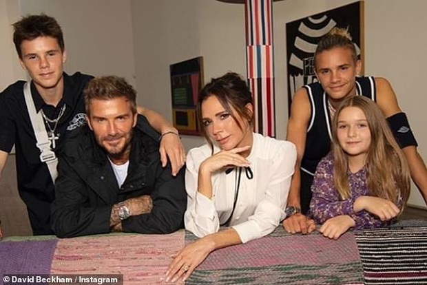 Nhà Beckham lâu lắm mới khoe ảnh tụ họp, bé Harper chiếm trọn spotlight nhờ nhan sắc và bộ đầm bánh bèo tím lịm - Ảnh 4. Nhà Beckham lâu lắm mới khoe ảnh tụ họp, bé Harper chiếm trọn spotlight nhờ nhan sắc và bộ đầm bánh bèo tím lịm - Ảnh 4.