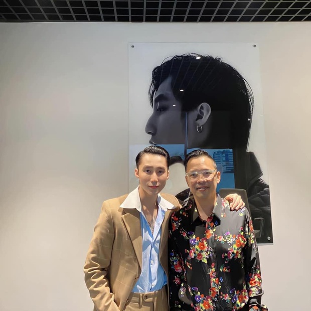 Sơn Tùng phong độ đúng chuẩn chủ tịch trong ảnh mới nhất, nhưng netizen lại xôn xao vì gương mặt quá khác lạ - Ảnh 2. Sơn Tùng phong độ đúng chuẩn chủ tịch trong ảnh mới nhất, nhưng netizen lại xôn xao vì gương mặt quá khác lạ - Ảnh 2.