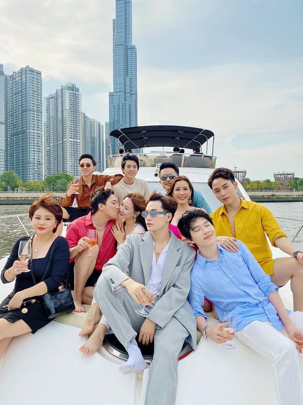 Dress code của sao Việt khi mở tiệc trên du thuyền: Team trắng đen chanh sả, team bảy sắc cầu vồng - Ảnh 4.