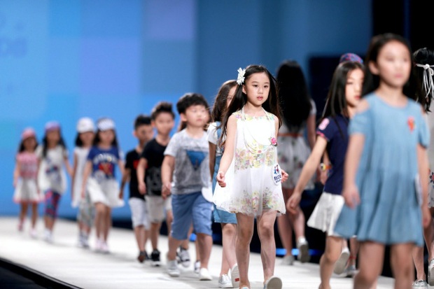 Nghề mẫu nhí ở Trung Quốc: Mua biệt thự, kiếm tiền tỷ từ tấm bé và bức tranh tuổi thơ tăm tối phía sau ánh đèn sân khấu - Ảnh 1.