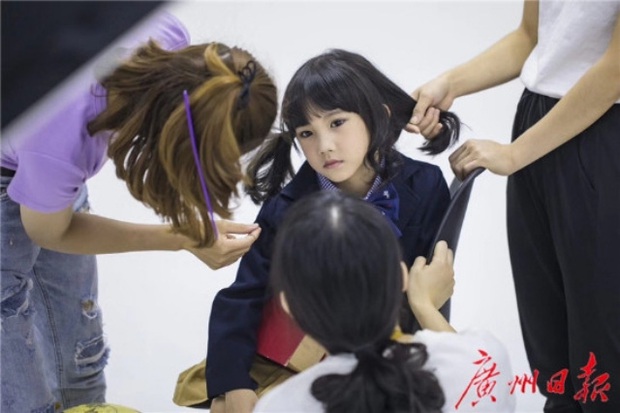 Nghề mẫu nhí ở Trung Quốc: Mua biệt thự, kiếm tiền tỷ từ tấm bé và bức tranh tuổi thơ tăm tối phía sau ánh đèn sân khấu - Ảnh 2.