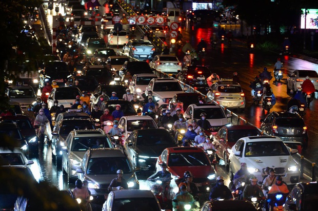 The streets of Hanoi are in a terrifying traffic jam for hours after a heavy rain, the office people cry to the sky because they cannot go home - Photo 14.