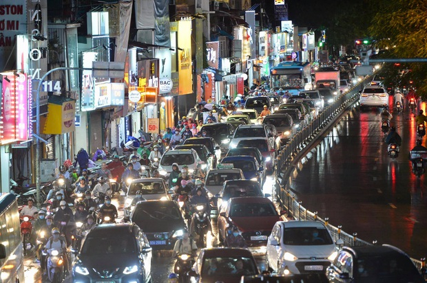 The streets of Hanoi are in a terrifying traffic jam for hours after a heavy rain, the office people cry to the sky because they cannot go home - Photo 15.