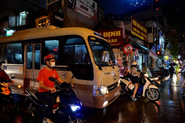 Hà Nội: Tan học từ 17h nhưng tới 20h vẫn có rất nhiều xe chở học sinh di chuyển trên đường do tắc đường sau cơn mưa lớn - Ảnh 1. Hà Nội: Tan học từ 17h nhưng tới 20h vẫn có rất nhiều xe chở học sinh di chuyển trên đường do tắc đường sau cơn mưa lớn - Ảnh 1.
