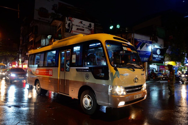 Hà Nội: Tan học từ 17h nhưng tới 20h vẫn có rất nhiều xe chở học sinh di chuyển trên đường do tắc đường sau cơn mưa lớn - Ảnh 2. Hà Nội: Tan học từ 17h nhưng tới 20h vẫn có rất nhiều xe chở học sinh di chuyển trên đường do tắc đường sau cơn mưa lớn - Ảnh 2.